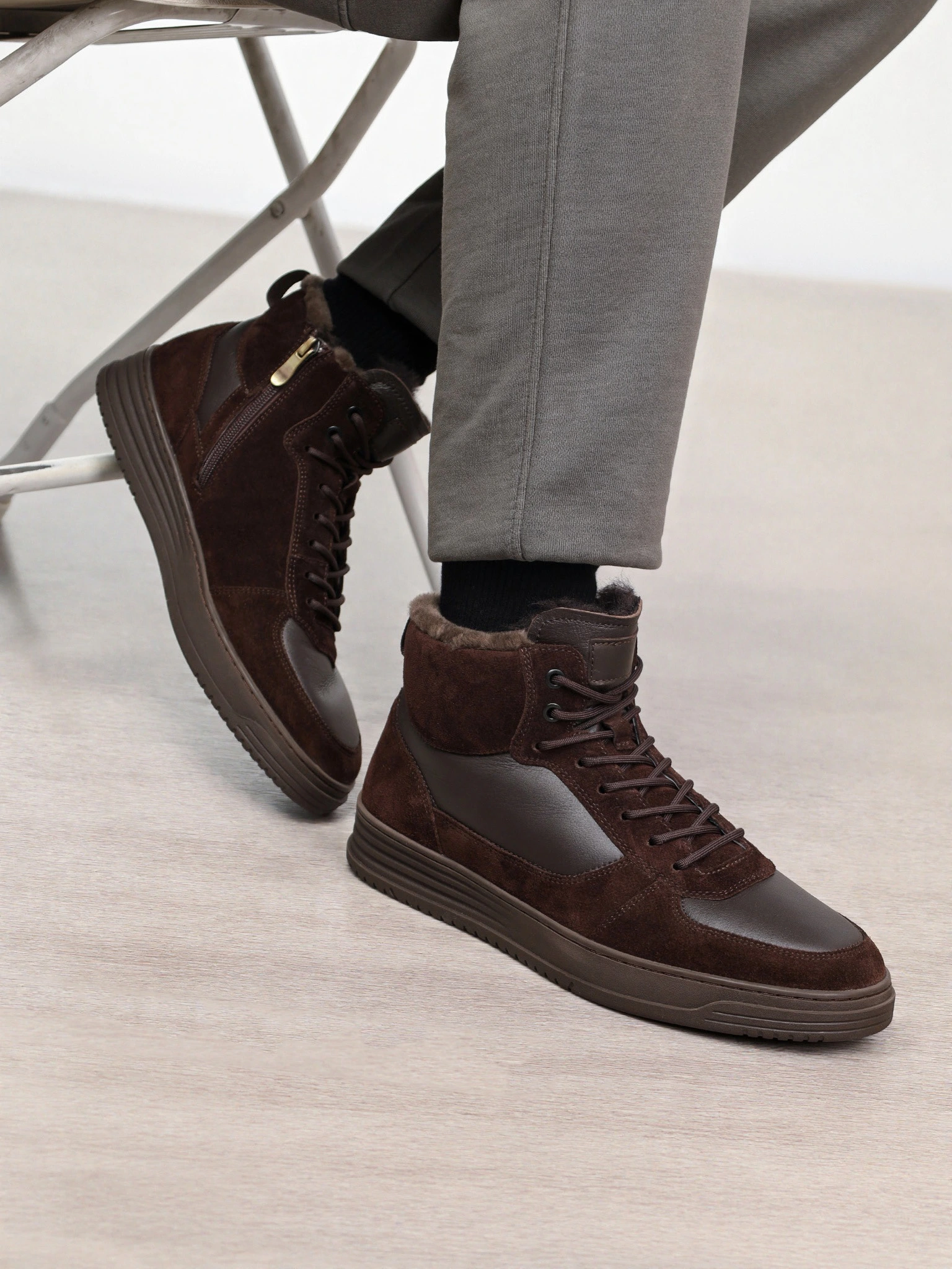 Ботинки комбинированные коричневого цвета на низкой платформе